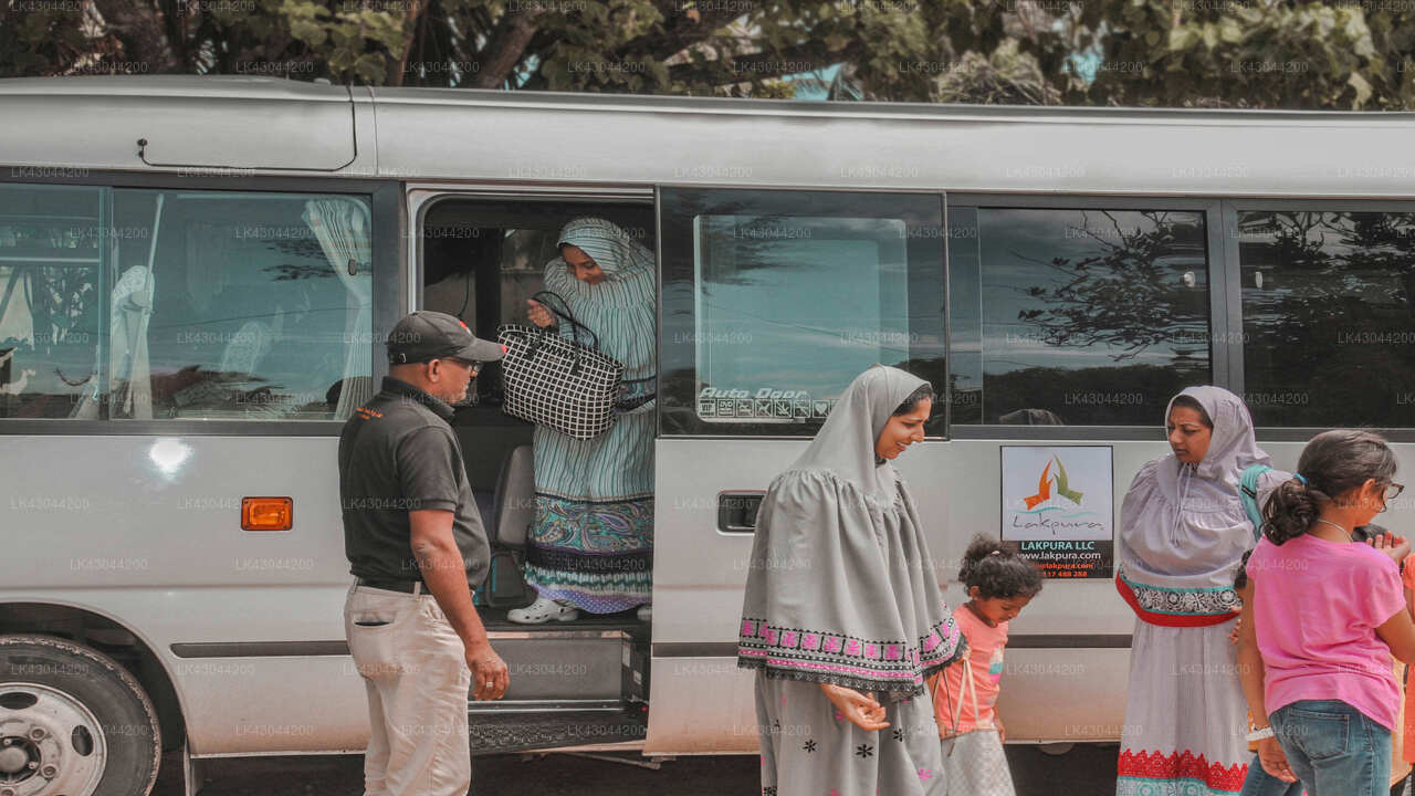 Transfer between Colombo Airport (CMB) and Lansiya, Tangalle