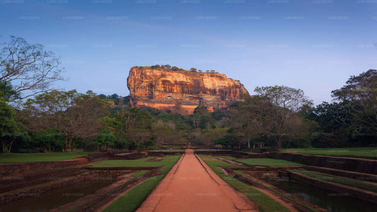 Rocher de Sigiriya et grotte de Dambulla depuis Kalutara