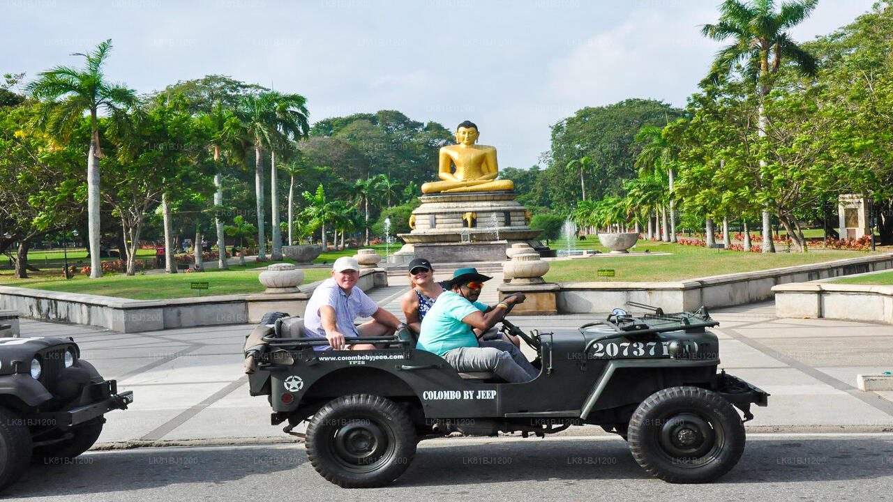 Visite de la ville de Colombo en Jeep Land Rover série 1 au départ du port de Colombo
